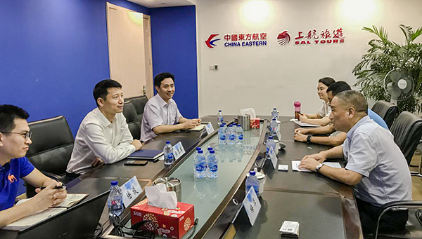 7月9日，集團(tuán)公司董事長李漢東、副總經(jīng)理龔勇一行前往上航假期國際旅行社總部，拜訪上航假期總經(jīng)理靳黎軍，雙方就下一步開展更加深入的合作進(jìn)行了洽談。市場營銷部、經(jīng)營管理部相關(guān)負(fù)責(zé)人陪同參加。.png
