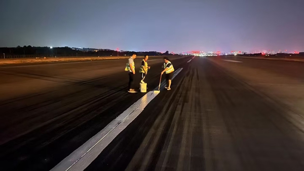 深夜，航班結(jié)束后，工作人員對(duì)跑道中心線進(jìn)行復(fù)新_副本.jpg